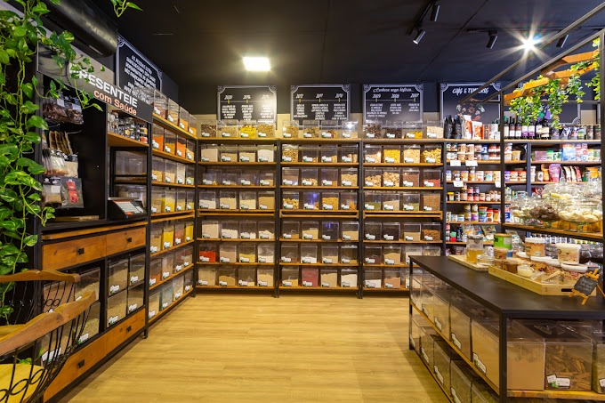 Interior da loja com produtos organizados