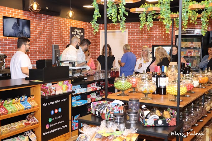 Área de atendimento e café